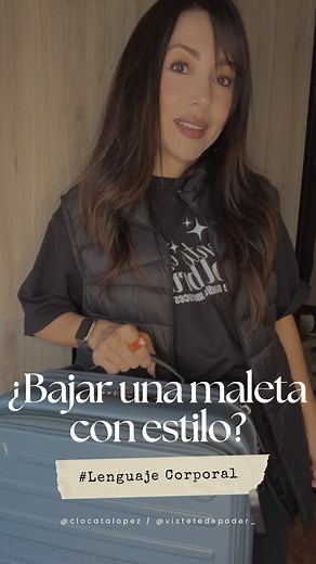 ¿BAJAR UNA MALETA CON ESTILO? ¿Y si todo lo podemos hacer bonito? Lo que parece chiste podría ser lo que muchas quisiéramos pero no sabemos como lograrlo. Aquí te dejo un tutorial para bajar la maleta con estilo. Si quieres un diagnóstico de tu imagen, agenda tu cita completamente gratis en mi perfil. #vístetedepoder #asesoradeimagen #lenguajecorporal #diagnósticodeimagen | Cló by Catalina López (Asesora de Imagen y Moda)