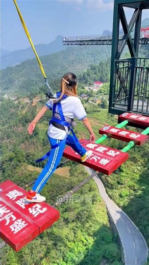 Unfiltered original field sounds of bungee stretching and rebounding:Asmr Bungee Jumping
