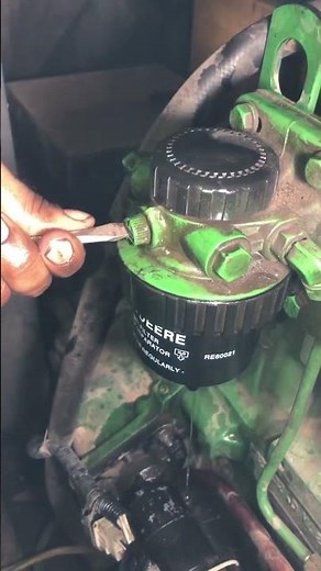 John Deere USA 3029 3 cylinder Bleeding the air from fuel system after changing fuel filter