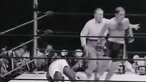 Questa sera torniamo a divertirci sul ring con Rocky Marciano. Era il 1954 e "The Brockton Blockbuster" difendeva per la quarta volta il proprio titolo mondiale dei pesi massimi, la seconda volta dalle grinfie dall'ex campione Ezzard Charles. Tre mesi prima l'esplosivo "Cincinnati Cobra", contro ogni aspettativa era riuscito a rimanere in piedi per 15 round contro l'imbattuto picchiatore di Brockton e ad impegnarlo più del previsto, così il 17 settembre dello stesso anno Marciano al Yankee Stadi
