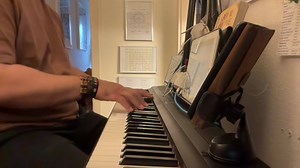 RIFF SEBEN L'indépendance des mains au style seben. Cours de PIANO Clody448 Pour travailler l'indépendance des mains dans le style seben congolais, il est essentiel de développer progressivement des compétences de coordination. Voici quelques étapes et exercices pratiques que vous pouvez suivre : Étape 1 : Compréhension Rythmique 1. Écoute Active : - Écoutez plusieurs morceaux de seben congolais pour comprendre les motifs et ( Riffs ) rythmiques typiques. - Essayez de repérer les différents élém