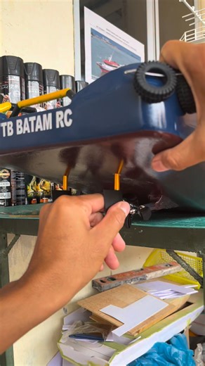 Hudri | Change Propeller RC Tug Boat From Nylon 3 Blades to Brass Prop 4 Blades #Rcboatbatam #rctugboat #propellerrcboat | Instagram
