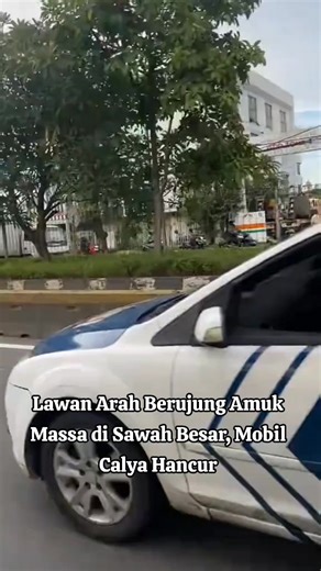 Sebuah mobil Toyota Calya diamuk warga setelah nekat melawan arah di Jalan Gunung Sahari Raya, Sawah Besar, Jakarta Pusat, Rabu (25/2/2026) sore. Peristiwa ini memicu kejar-kejaran antara pengemudi dengan warga, sekaligus menimbulkan kerusakan pada beberapa kendaraan dan korban luka.#calya #jakarta #beritaviral