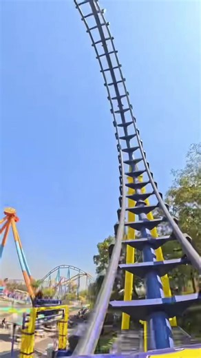 This makes me feel like the boomerang that Knotts used to have, what a time to live - Batgirl Batarang - @sixflagsmexico. - - #batgirlbatarang #sixflagsmexico #rollercoaster #sixflags #foru