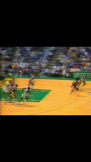 On this date (11/24) in 1️⃣9️⃣8️⃣7️⃣ Seattle’s Supersonics Forward Xavier McDaniel chokes Lakers Guard Wes Matthews. McDaniel was given a technical foul but remained in the game which is something that would never happen in today’s game. Does anyone remember this incident? 🏀 #xaviermcdaniel #nba #enforcer #basketball #the80s #seattlesupersonics #lakers #explore #jamonboltonshow