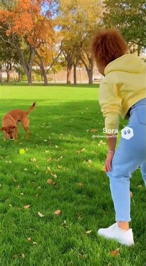 Mujer jugando con su perrito