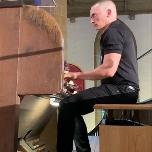 BACH IN ERFURT (Full video at IGTV @cameronorganist) From one of the two concerts today at MDR Musiksommer, here’s JS Bach’s astounding Fantasia on the chorale Komm, Heiliger Geist from the ‘Great 18’ Leipzig Chorales, BWV 651 - played for radio and a live audience on the 1938 E. F. Walcker organ in the Augustinerkloster, Erfurt, Germany. I was honored to spend some time on a pipe organ in this historic city. This organ has its original console, worn to be sure but well loved. Great to be togeth