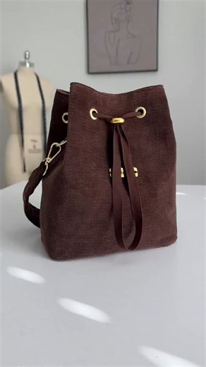 Luisa Hurtado on Instagram: "🤎 Turning leftover Levi’s jeans into a cozy Boxy Bucket Bag 🐻 & now you can too 🙌 New Pattern + Tutorial on my site ↗️ Transformando los jeans cafés de pana que sobraron del video pasado, en una nueva bolsa 💫 les presento a la ‘Boxy Bucket Bag’ y ahora tú también la puedes hacer ✂️ encuentra los moldes y tutorial en mi página ↗️ luluisa.com Scissors • Tijeras @shopluluisa #costura #sewing #upcycle #diy #sustainablefashion #jeans #brown