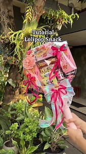70K views · 5.2K reactions | Hadiah disini lengkap banget ada bunga segar, bunga kering, bunga artificial, boneka, snack, uang, dome, vas, bunga papan, dan masih banyak lagi☺️ HARGA MULAI 5K AJA!!!  Ross florist gor uny Ross florist fbe uii Ross florist umy . . Instagram : @buketsnackjogja @ross.florist . . #tokobungajogja #buketwisudajogja #buketjogja #buketbungajogja #jualbungajogja #floristjogja #bouquetjogja #tokobungajogja #buketsnackjogja | buketsnackjogja | Facebook