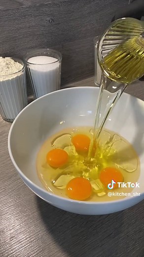 Saftiger Kokoskuchen mit Sahne und Topping