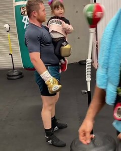 ‪Canelo training with his daughter. 😍‬ ‪(🎥: Canelo Alvarez) | DAZN