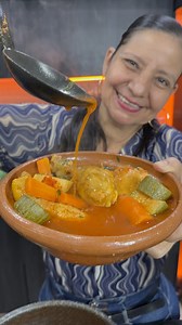 Caldo de pollo con chile guajillo | Cocinando con Chepis