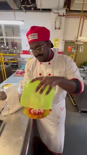 the cake was not happy with the tupperware 😂#food #fypage #fyp #fypシ゚viral #cakes