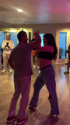 Intermediate Salsa Combination by Alejandro Sol and Jessica!