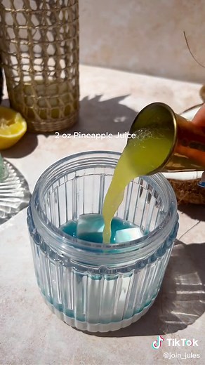 Looking for a blue drink? Try the Blue Hawaiian Cocktail #drinkrecipe #bluehawaiian #4thofjuly #summerrecipes #rum