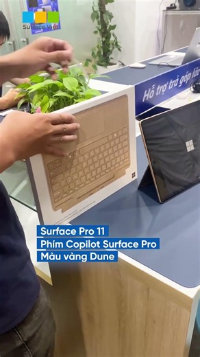 Chạy sự kiện cả ngày không lo sập nguồn: Lý do anh khách hàng tin tưởng lựa chọn Surface Pro 11!