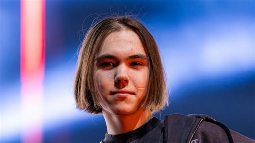 卧槽donk去小蜜蜂了！玩机器难绷弹幕全是转会新闻，CS2大结局了！火仔donk最锋利的矛 载物车主兜底！为什么不能去帮帮NiKo？感觉猎鹰不是适配donk啊！