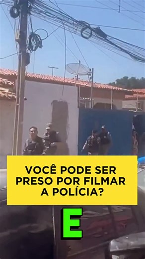 Hallyson Coelho | Advogado on Instagram: "O policial pode te levar preso só por estar filmando? 👮‍♂️📸 Muitas pessoas acreditam que filmar uma abordagem policial é crime, mas a verdade é exatamente o oposto! O vídeo de hoje mostra uma situação tensa onde o direito de uma cidadã foi colocado em xeque. No vídeo, nosso especialista explica por que você NÃO pode ser conduzido como “testemunha” à força apenas por registrar a cena. O que você precisa saber: 1️⃣ Filmar em local público é exercício do