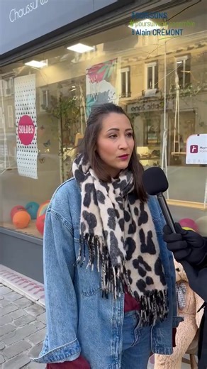 [𝑳𝒂 𝒎𝒊𝒏𝒖𝒕𝒆 𝒔𝒐𝒊𝒔𝒔𝒐𝒏𝒏𝒂𝒊𝒔𝒆] Quand il s’agit de parler du cœur de ville, ce sont encore les Soissonnaises et les Soissonnais qui en parlent le mieux 👥💬 🎤Aujourd’hui, micro-trottoir dans les rues commerçantes 🛍️ Rue Georges Muzart, rue du Commerce, rue Saint-Quentin, rue du Collège, rue Saint-Christophe… Des rues rénovées pour redonner envie de flâner, de consommer local et de profiter pleinement du centre-ville 🚶‍♀️🌿 Confort, accessibilité, sécurité : tout a été pensé pour 