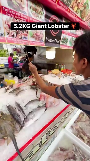 2.2M views · 10K reactions | 5.2KG Giant Lobster in Bangkok. Seafood lovers must try! 咽 Video Credit : Ourcollecti0n #bangkok #bkk #thailand #streetfood #streetfood | Bangkok Foodie | Facebook