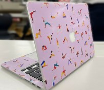 オリジナルスキンシールで、自分だけのデバイスに！｜UVプリンタのご紹介