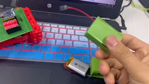 开源一款电池盒子，实现放电，独立充电（充电同时可以放电），接口防呆处理 1100ma可充电电池+充放电模块（3.7v升压到5v）