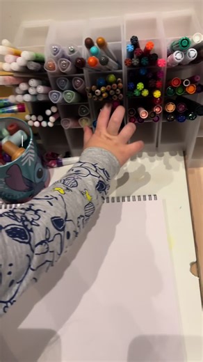 Σήμερα συνδυάσαμε το παιχνίδι με τη μάθηση. Μαθαίνουμε σχήματα, γράμματα και αριθμούς μέσα από εικόνες, χρώματα και αυτοκόλλητα. Γράφω τις λέξεις κάτω από τις εικόνες, ώστε να μπορεί σιγά σιγά να συνδυάζει τα γράμματα με αυτό που βλέπει. Δεν με νοιάζει να τα μάθει όλα σωστά. Με νοιάζει να αρχίσει να τα παρατηρεί. Σε κάθε τετραγωνάκι γράφω και πόσα αυτοκόλλητα έχει. Φροντίζω οι αριθμοί να είναι κοντά μεταξύ τους, χωρίς μεγάλες αποκλίσεις, γιατί ακόμα κι αν μπερδευτεί έστω και στο ένα να μπορεί να