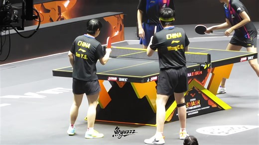 Giờ học thể dục nhịp điệu vui vẻ và hài hước