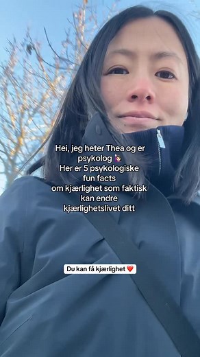 5 psykologiske fun facts om kjærlighet som faktisk kan endre kjærlighetslivet ditt ❤️ Kjærlighet er ikke bare følelser, det er biologi, psykologi og relasjonelle mønstre som former alt fra hvem du faller for til hvordan du knytter deg. Når du forstår hva som faktisk skjer i hjernen og kroppen, blir kjærlighet mindre forvirring og mer bevissthet. Her er fem psykologiske fun facts som kan endre måten du elsker på: 1. Kjærlighet gjør deg modigere, ikke svakere Når vi føler trygghet, produserer hjer