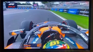 Sebenarnya Piastri cuma "ngeklip" kerbnya saja. Tapi karena ban dingin dan torsi mobil 2026 yang jauh lebih besar, momen kecil saat low-grip seperti ini bisa langsung spin.