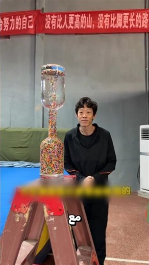 أراد أن يعرف هل يمكن للماء أن ينزل 😮؟!