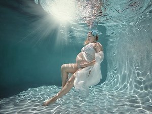 Underwater Maternity Photo Session with Leslie