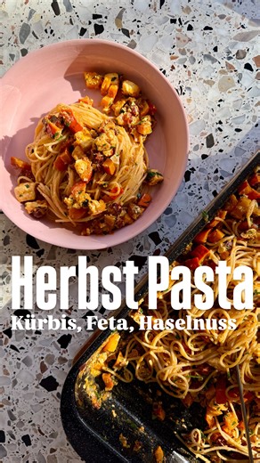 Gloria Valerie Oberortner on Instagram: "Herbst-Pasta mit Ofenkürbis, Haselnuss & Feta 🍂🍝 Wenn du ein Herbstgericht machen möchtest, das super einfach und schnell geht – und trotzdem so aromatisch ist, dass du am liebsten drin baden würdest – dann mach GENAU DAS! Ich finde echt kaum Worte dafür, wie gut diese Kombi ist… pure Wohlfühlküche! Das brauchst du🛒 1 kleiner Hokkaido Kürbis 🎃 1 kleine rote Zwiebel 🧅 3 Knoblauchzehen 🧄 1 TL Thymian 🌿 1 TL Zimt ✨ 2 EL Tomatenmark 🍅 1 TL Salz 🧂 4 E