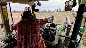 Ut: Å bo i byen. Inn: Å bli bonde 👨‍🌾 Strøm #Jonblirbonde på #Max | HBO Max