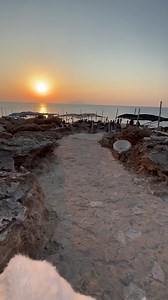الاجواء الصيفية في تونس 🇹🇳 لي بتعيش فيهم جزء من اجواء اليونان و إيطاليا متجسدات في مدن تونسية بسيطة مطبة علي البحر 🌊 (قليبيه و الهورية ). عندك خيارات للمطاعم لي انت تمشي تقعمز فيها بنفس النظام منيو تطلب منه وتقعمز علي الطاوله وتقدر تنزل تعوم وترجع ، بنحطلك موقعهم علي خريطة 🗺️ قوقل مآب ومنهم : 📍مطعم المنصورة ( لي مشيتله وافضلهم ) https://maps.app.goo.gl/gnAAmudhoX5QY5E98?g_st=ic ____ Restaurant Bar Monaco Bay📍 https://maps.app.goo.gl/7avnfirFDLvQmHk27?g_st=ic _____ Restaurant Jammoulti📍 ht