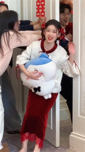 Funny Chinese Wedding Door Game 😂 Bride Uses Full Power | Viral Wedding Moment #wedding #shorts