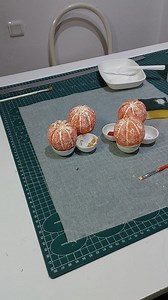 9.5K views · 179 reactions | Mandarin Crown Craft Creating mandarin crowns using foam balls and EVA foam sheets. . Kış mevsiminin en tatlı simgelerinden biri: mis kokulu mandalina! Noel’in sıcaklığı ve Yeni Yıl’ın umut dolu heyecanı. Yerli Malı Haftası  Strafor köpük toplar ve eva kağıtlarla mandalina taç yapımı. Yeni yılın bereketini, doğallığını ve neşesini başımızda taşıyoruz!  | halinayilmaz | Facebook