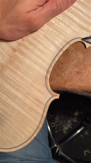 The “Sing” of the Maple. 🔊🪵 Keeping the flow. After finishing the spruce top, I’m moving directly to the back plate to ensure the visual weight and the “idea” of the edges match perfectly. Trimming this figured maple requires a different touch, the wood is harder and offers more resistance than the spruce. But listening to the blade meet the grain tells me everything I need to know about the plate’s tension. In violin making, the harmony between the two plates is where the #stradsound begins. 
