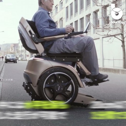大きな段差も1人でこなせる！補助なしで階段が上り下りできる電動車いす「Scewo BRO」