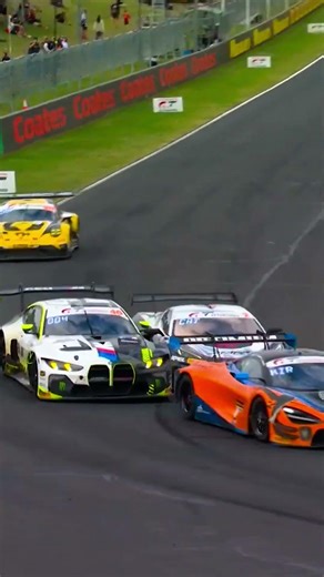 FOUR car battle for postion! 😳