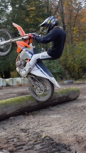 Bike skill is bike skill, no matter what discipline! We had a great time working with 🇨🇦@spenserwilton17 and having him show us another side of the Two-Wheel World. Who’s excited for our Intro to Enduro Masterclass!? Get inside The Moto Academy so you don’t miss it! 📲 | The Moto Academy