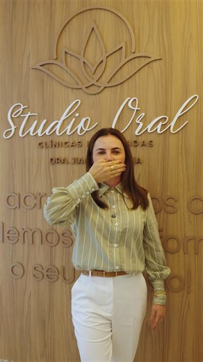 Jiana Carla Fontana on Instagram: "Alinhar os dentes sem usar metal? Sim, é possível! ✨ Os Alinhadores Invisíveis são a solução ideal para quem não abre mão da estética: ✅ 100% Discretos ✅ Mais confortáveis que o fixo ✅ Removíveis para comer O sorriso dos seus sonhos está a um clique de distância. 📅 Toque em “Saiba Mais” e fale direto com a gente no WhatsApp para agendar."