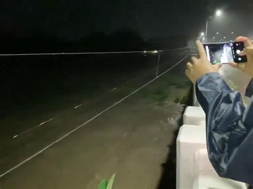PATULOY NA PAGTAAS NG LEBEL NG TUBIG SA MANDULOG RIVER SA ILIGAN CITY As of 12:55 AM nitong Biyernes, Feb. 6, patuloy na binabantayan ang pagtaas ng lebel ng tubig sa Mandulog River, Hinaplanon, sa Iligan City dahil sa pag-ulan na dala ng Bagyong Basyang. 📸: Iligan City Disaster Risk Reduction & Management Office/ Facebook | GMA Public Affairs