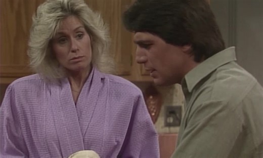 Madame est servie - S04 E04 - Le sous-marin vert | TF1+