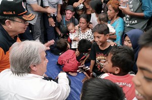 UN chief tours Indonesia's tsunami-hit Palu as survivors pray | Coconuts