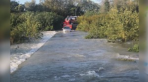 Passa con l'auto sul torrente in piena e resta bloccato