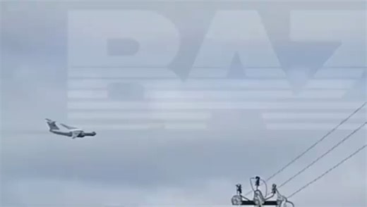 The moment one of the engines of IL-76 falls off mid flight during attempted emergency landing in Ivanovo, Russia