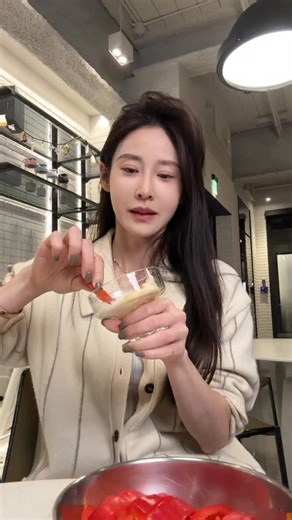 提到補充維他命 C，你是否直覺想到檸檬？ 事實上，每 100 克甜椒的維他命 C 含量約是檸檬的 3 倍。但要注意，維他命 C 極度不耐熱，高溫烹煮後僅剩纖維，生食材是攝取維C的最佳方法 除了調整飲食，建議搭配真愛睏。透過維生素 B 群與專利好眠成分，擔任身體的夜間廠長，引導進入深層睡眠模式。 「甜椒補料」＋「真愛睏補眠」，這才是養成發光體質的完整組合。 折扣碼 ▶ 【 beauty168 】 #wondercore #真愛睏 #維他命c #深層睡眠 #懶人食譜 | Wonder Core