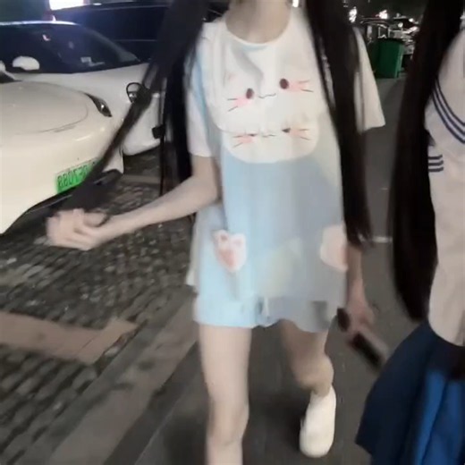 两个双马尾小男娘一起线下贴贴伪街啦