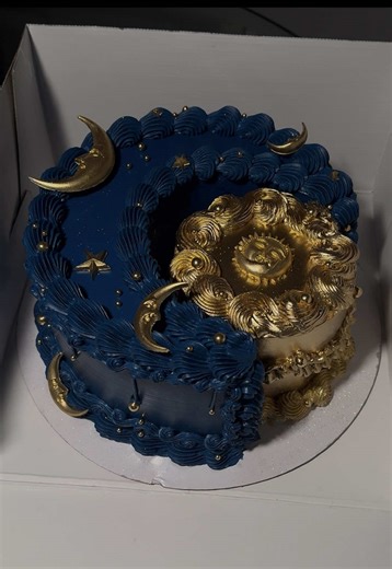 Moon and sun cake 🌙💙🌞 #fyp #caketok #cakedecorating #sunandmoon #birthdaycake